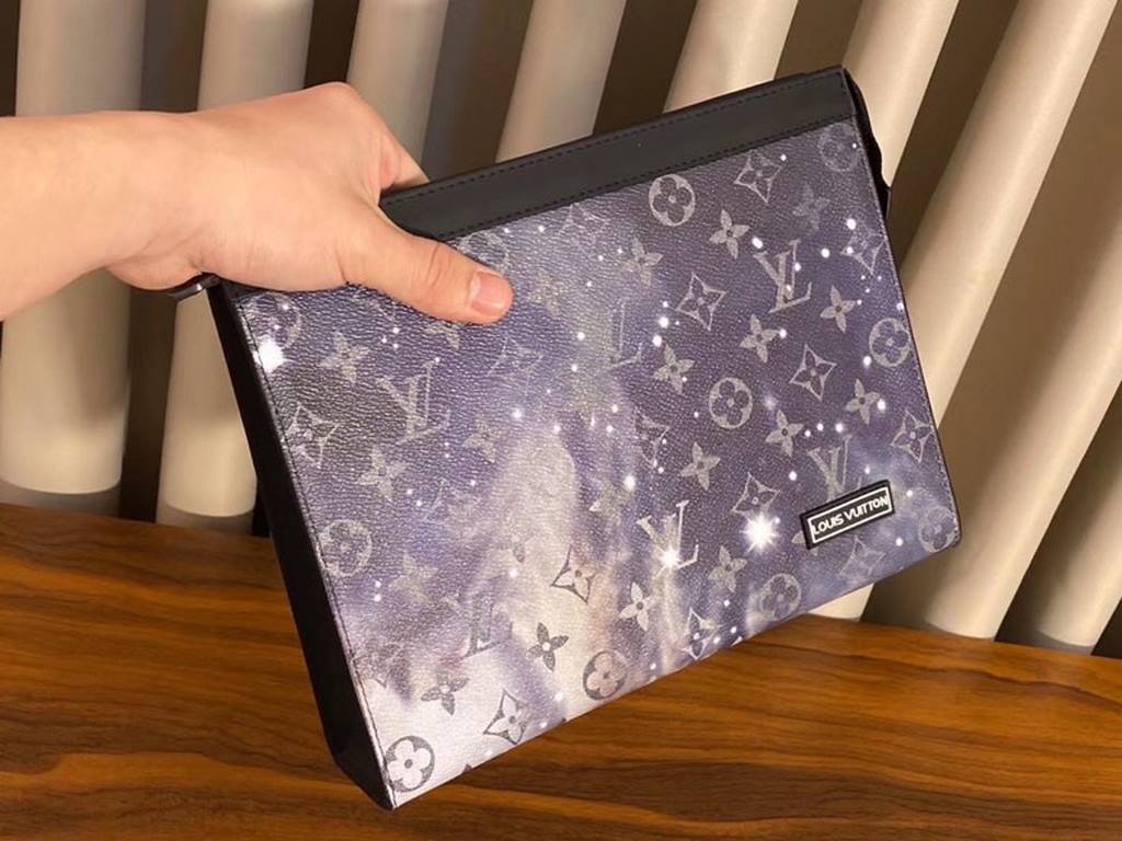 LV Clutch Upgraded Original Quality  M61690 Starry Night Clutch Setting its sights on the radiant, infinite vastness of space, the Pochette Voyage handbag has been reimagined for the pre-springsummer preview collection. 