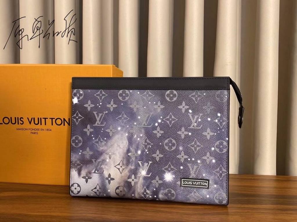 LV Clutch Upgraded Original Quality  M61690 Starry Night Clutch Setting its sights on the radiant, infinite vastness of space, the Pochette Voyage handbag has been reimagined for the pre-springsummer preview collection. 