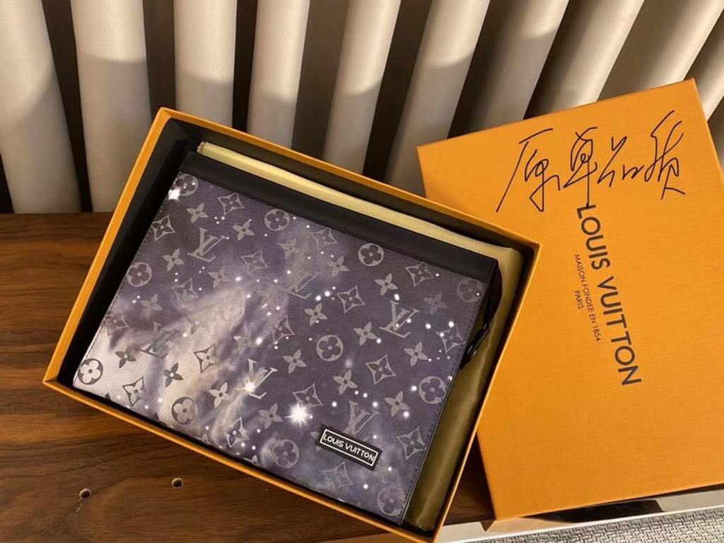 LV Clutch Upgraded Original Quality  M61690 Starry Night Clutch Setting its sights on the radiant, infinite vastness of space, the Pochette Voyage handbag has been reimagined for the pre-springsummer preview collection. 