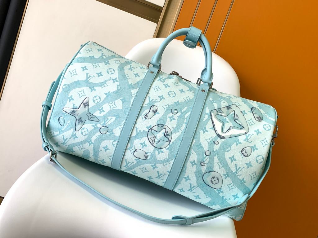 [KEEPALL BANDOULIèRE 50cm Handbag 】 m22570 (teardrop) [Light BlueThe Keepall Bandoulière 50 is made from Monogram Aquagarden canvas, making the Monogram flowers and LV letters resemble a slow trickle of water. The side s