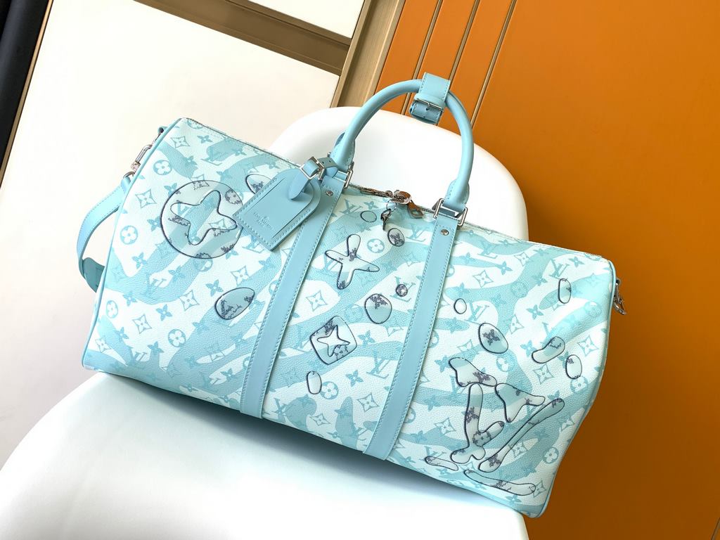 [KEEPALL BANDOULIèRE 50cm Handbag 】 m22570 (teardrop) [Light BlueThe Keepall Bandoulière 50 is made from Monogram Aquagarden canvas, making the Monogram flowers and LV letters resemble a slow trickle of water. The side s