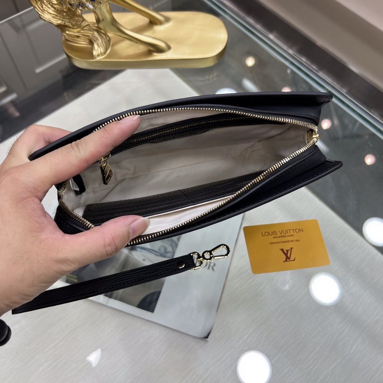 New  LOUIS VUITTON (Louis Vuitton)   the latest clutch bag Not only the bag type to do a good job, and the quality is also very fine, using imported water ripple cowhide leather production, hardware supporting with a com