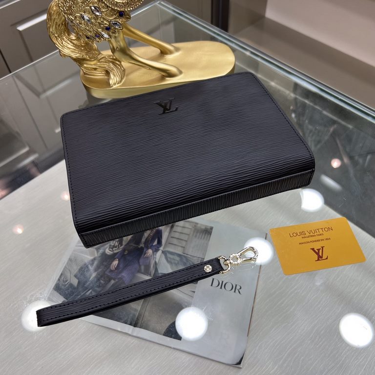 New  LOUIS VUITTON (Louis Vuitton)   the latest clutch bag Not only the bag type to do a good job, and the quality is also very fine, using imported water ripple cowhide leather production, hardware supporting with a com