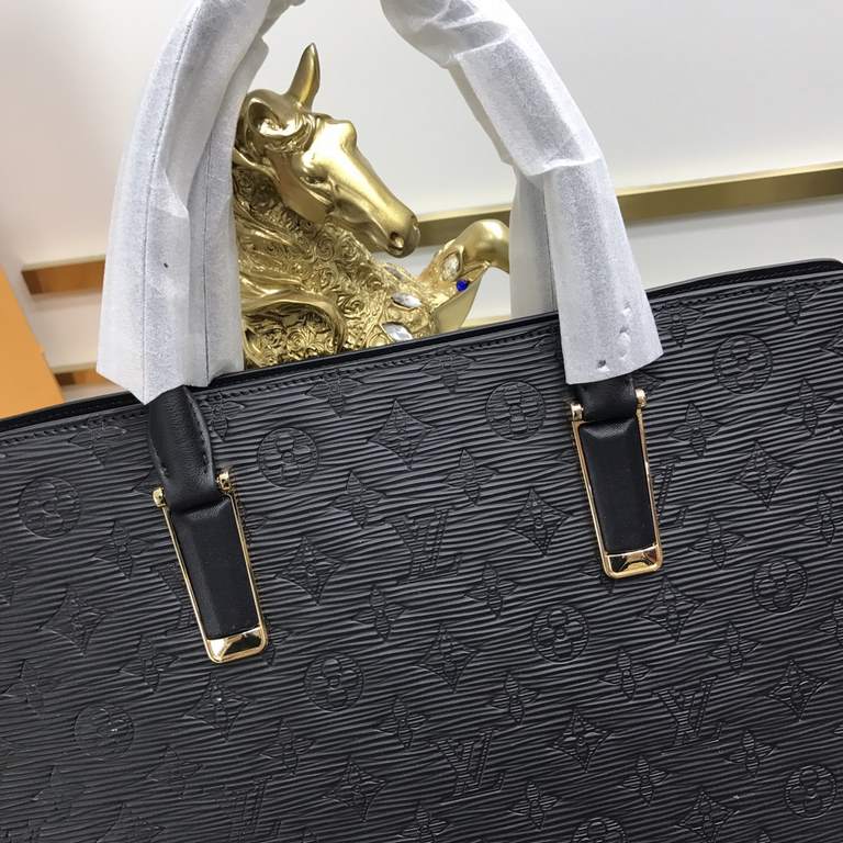 New  LOUIS VUITTON (Louis Vuitton)   2022 latest briefcase Not only the bag type to do well, and the quality is also very fine, the use of imported cowhide embossed production, hardware supporting with a combination of l