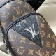 So many people looking at the bag!  LV is not good to sell turn the picture know. Newest 2020 Launched Men's Chest Bag, Selected Leather - High-grade Imported Cowhide Leather, Imported Lining Design  Uniform alignment [B