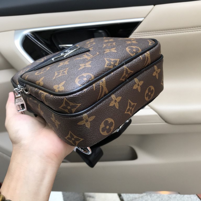 So many people looking at the bag!  LV is not good to sell turn the picture know. Newest 2020 Launched Men's Chest Bag, Selected Leather - High-grade Imported Cowhide Leather, Imported Lining Design  Uniform alignment [B