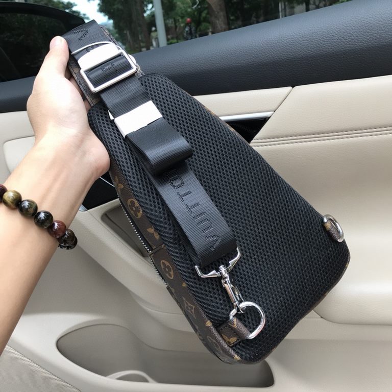 So many people looking at the bag!  LV is not good to sell turn the picture know. Newest 2020 Launched Men's Chest Bag, Selected Leather - High-grade Imported Cowhide Leather, Imported Lining Design  Uniform alignment [B