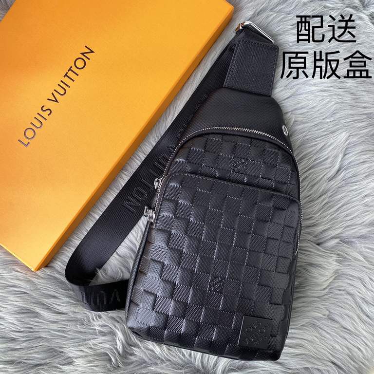 The latest style ＜LV＞ men's   chest bag   hot shipping   (physical photos   without adding any effect) original imported first layer cowhide   leather feel soft and comfortable   thoughtful design headphone cable drillin