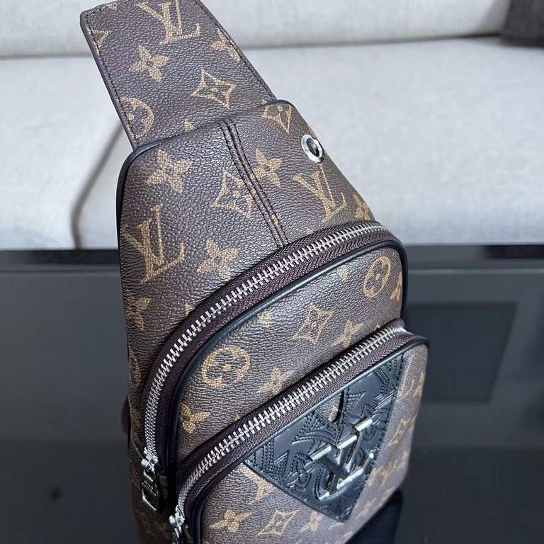 So many people looking at the bag!  LV is not good to sell turn the picture know. Latest 2020 Launched Men's Chest Bag, Selected Leather - High-grade Imported Cowhide Leather, Imported Lining Design  Uniform alignment [B