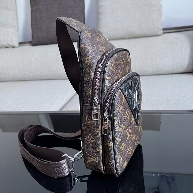 So many people looking at the bag!  LV is not good to sell turn the picture know. Latest 2020 Launched Men's Chest Bag, Selected Leather - High-grade Imported Cowhide Leather, Imported Lining Design  Uniform alignment [B