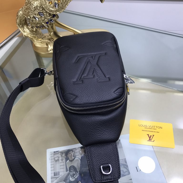 New  LOUIS VUITTON (Louis Vuitton 66121-3)   the latest chest bag Not only the bag type to do well, and the quality is also very fine, the use of imported cowhide embossed production, hardware supporting the style of sim