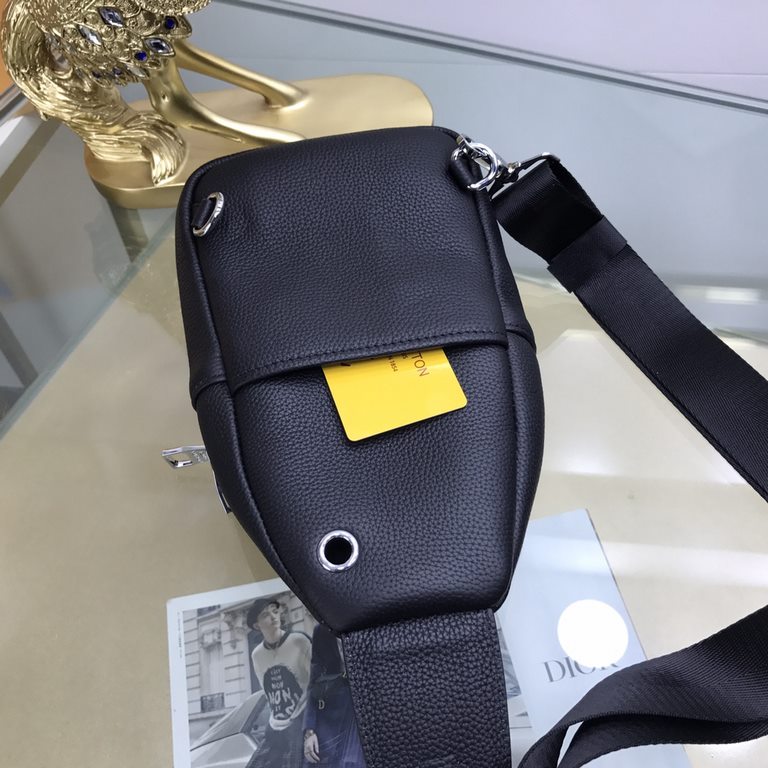 New  LOUIS VUITTON (Louis Vuitton 66121-3)   the latest chest bag Not only the bag type to do well, and the quality is also very fine, the use of imported cowhide embossed production, hardware supporting the style of sim