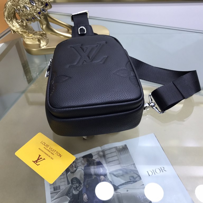 New  LOUIS VUITTON (Louis Vuitton 66121-3)   the latest chest bag Not only the bag type to do well, and the quality is also very fine, the use of imported cowhide embossed production, hardware supporting the style of sim