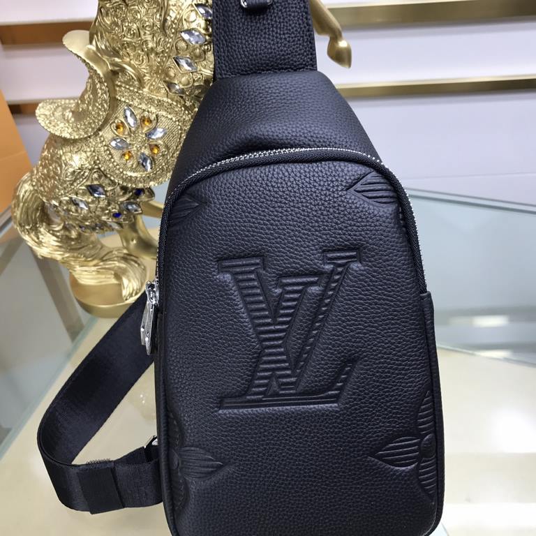 New  LOUIS VUITTON (Louis Vuitton 66121-3)   the latest chest bag Not only the bag type to do well, and the quality is also very fine, the use of imported cowhide embossed production, hardware supporting the style of sim