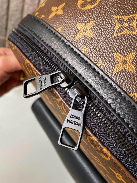 [LV M57079 Shoulder Bag]    Aerogram shoulder bag revolutionizes trends with elegance. The fine calfskin is as supple as an old-fashioned airmail letter, embellished with a matte metal logo. The main compartment and flap