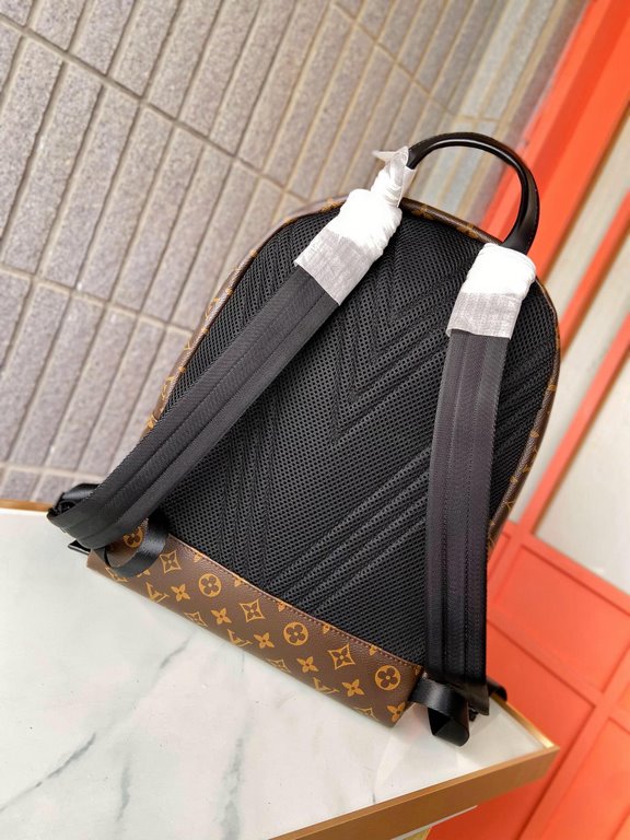 [LV M57079 Shoulder Bag]    Aerogram shoulder bag revolutionizes trends with elegance. The fine calfskin is as supple as an old-fashioned airmail letter, embellished with a matte metal logo. The main compartment and flap