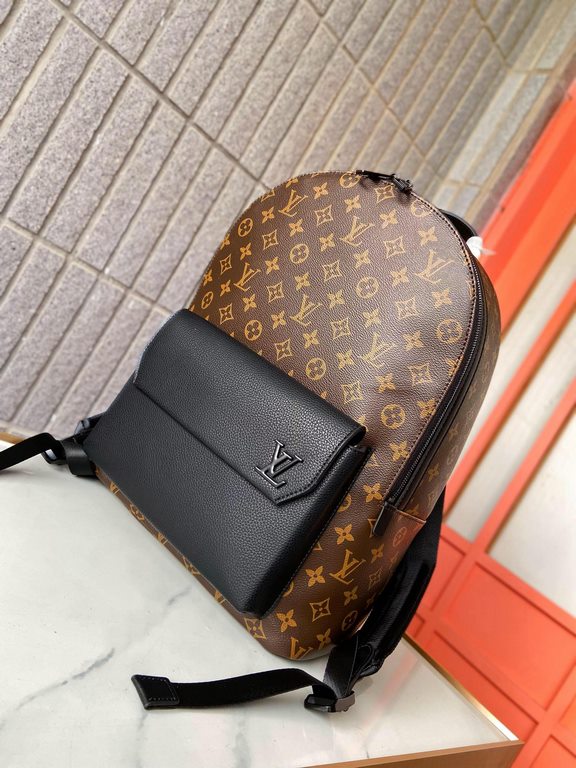 [LV M57079 Shoulder Bag]    Aerogram shoulder bag revolutionizes trends with elegance. The fine calfskin is as supple as an old-fashioned airmail letter, embellished with a matte metal logo. The main compartment and flap