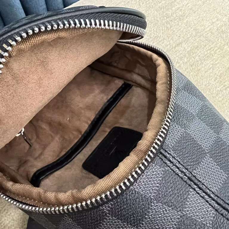 So many people looking at the bag!  LV is not good to sell turn the picture know. Newest 2020 Launched Men's Chest Bag, Selected Leather - High-grade Imported Cowhide Leather, Imported Lining Design  Uniform alignment [B