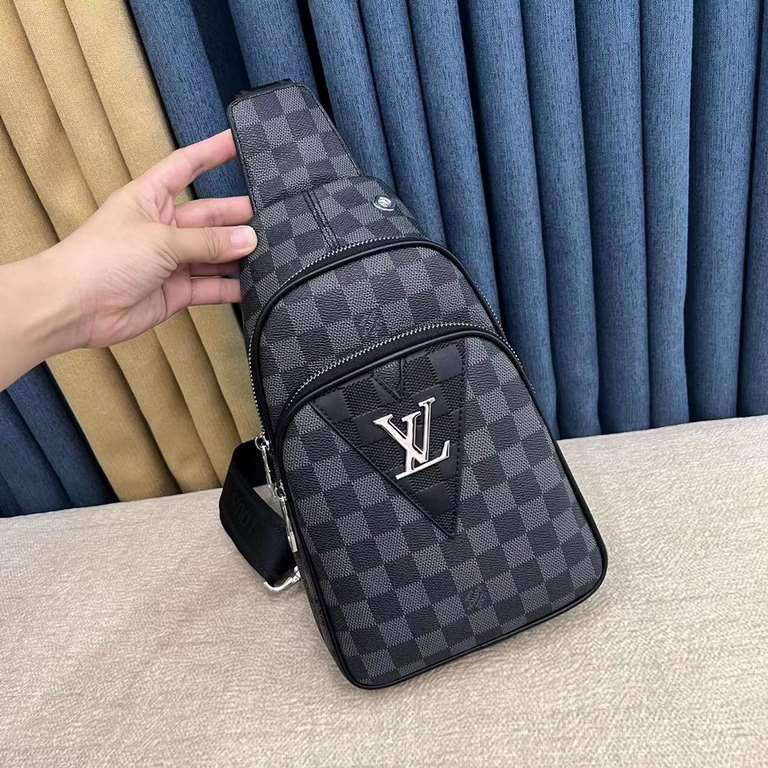 So many people looking at the bag!  LV is not good to sell turn the picture know. Newest 2020 Launched Men's Chest Bag, Selected Leather - High-grade Imported Cowhide Leather, Imported Lining Design  Uniform alignment [B