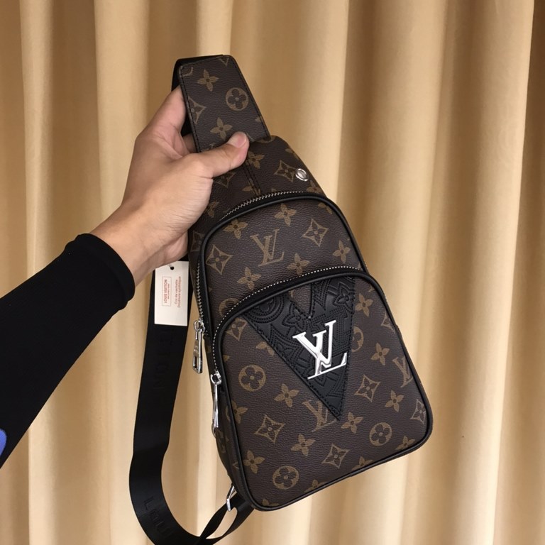 So many people looking at the bag!  LV is not good to sell turn the picture know. Newest 2020 Launched Men's Chest Bag, Selected Leather - High-grade Imported Cowhide Leather, Imported Lining Design  Uniform alignment [B