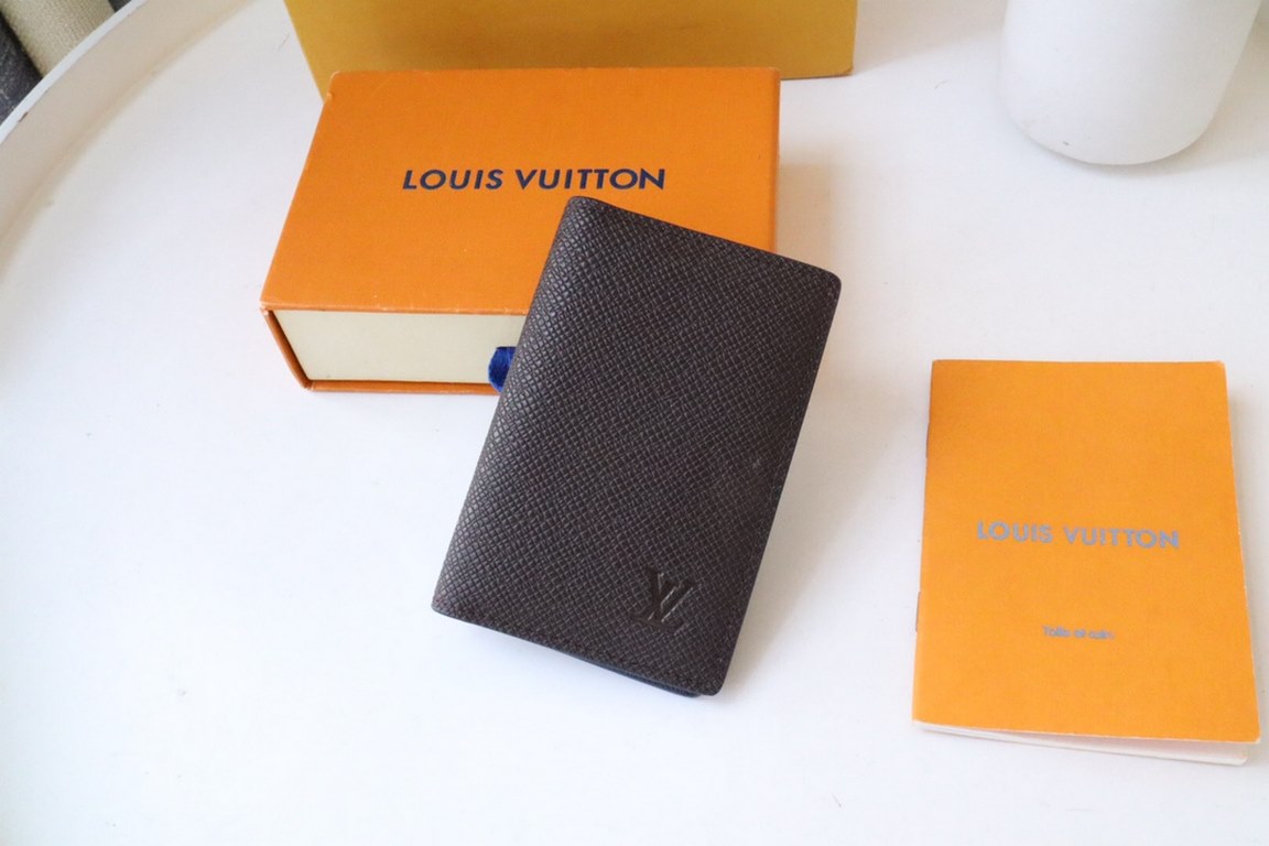 M81550Pocket walletCrafted in textured Taga leather, this pocket wallet is a classic Louis Vuitton compact. The wallet's understated color scheme and discreet LV initials logo at the bottom add an elegant touch, while th