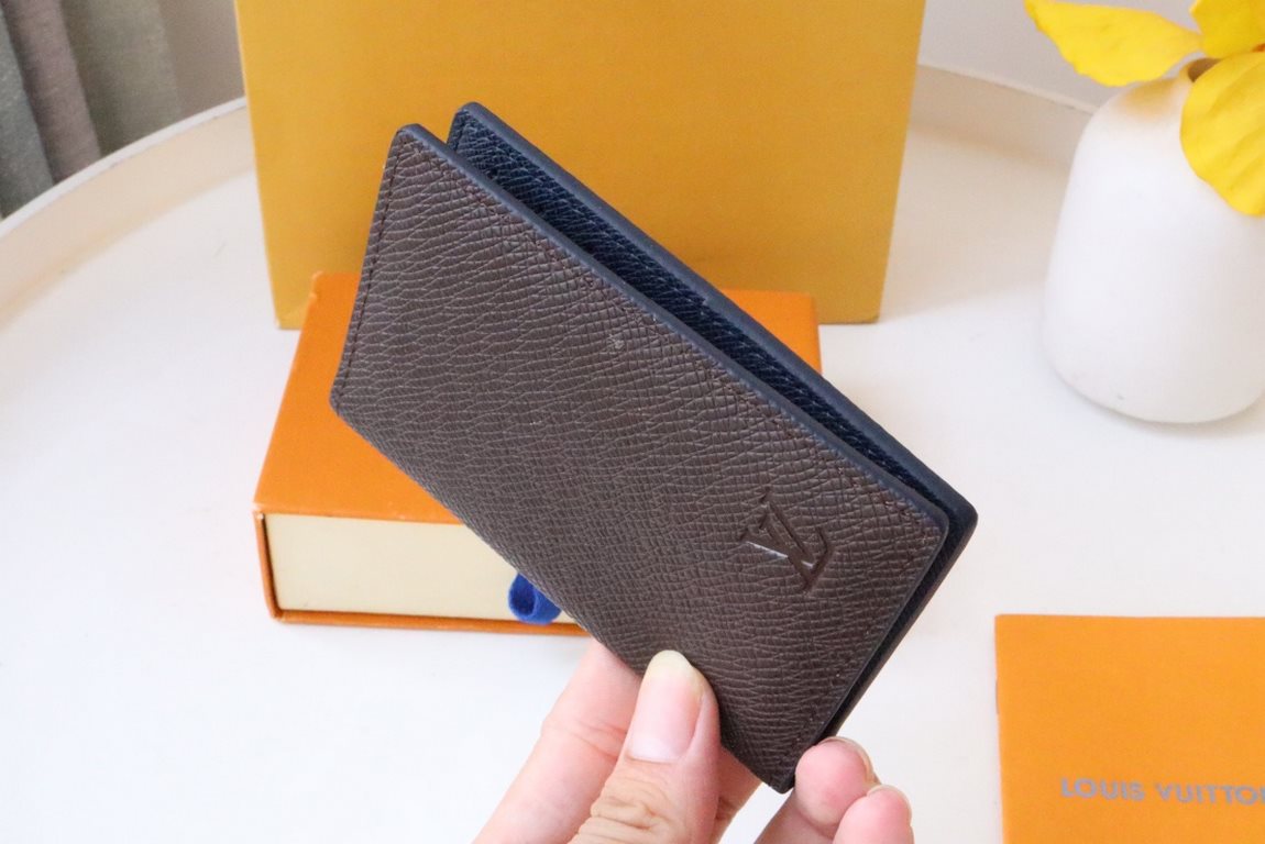 M81550Pocket walletCrafted in textured Taga leather, this pocket wallet is a classic Louis Vuitton compact. The wallet's understated color scheme and discreet LV initials logo at the bottom add an elegant touch, while th