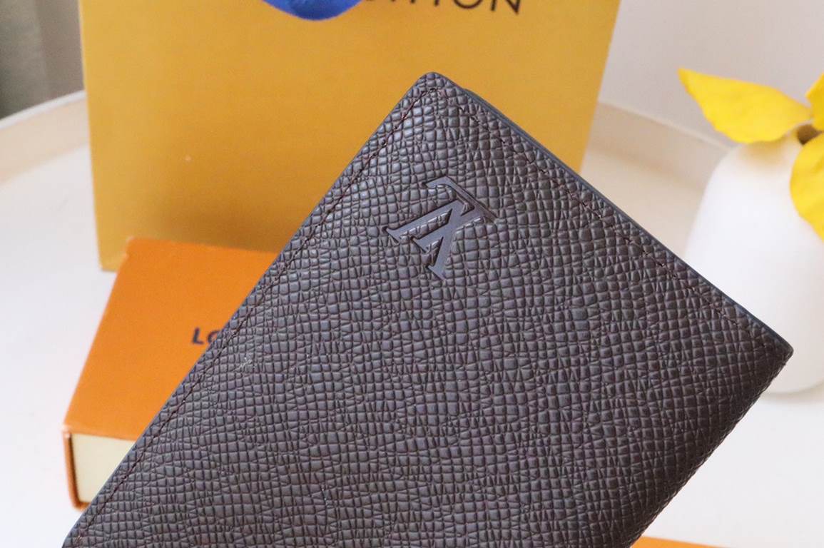 M81550Pocket walletCrafted in textured Taga leather, this pocket wallet is a classic Louis Vuitton compact. The wallet's understated color scheme and discreet LV initials logo at the bottom add an elegant touch, while th