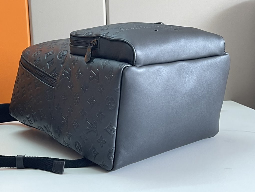 Top Original M46109 Embossed Black This racerback exudes sporty-chic attitude in a montage leather shadow. Lightweight calf leather in elegant black is embossed with Louis Vuitton's classic montage pattern for an underst