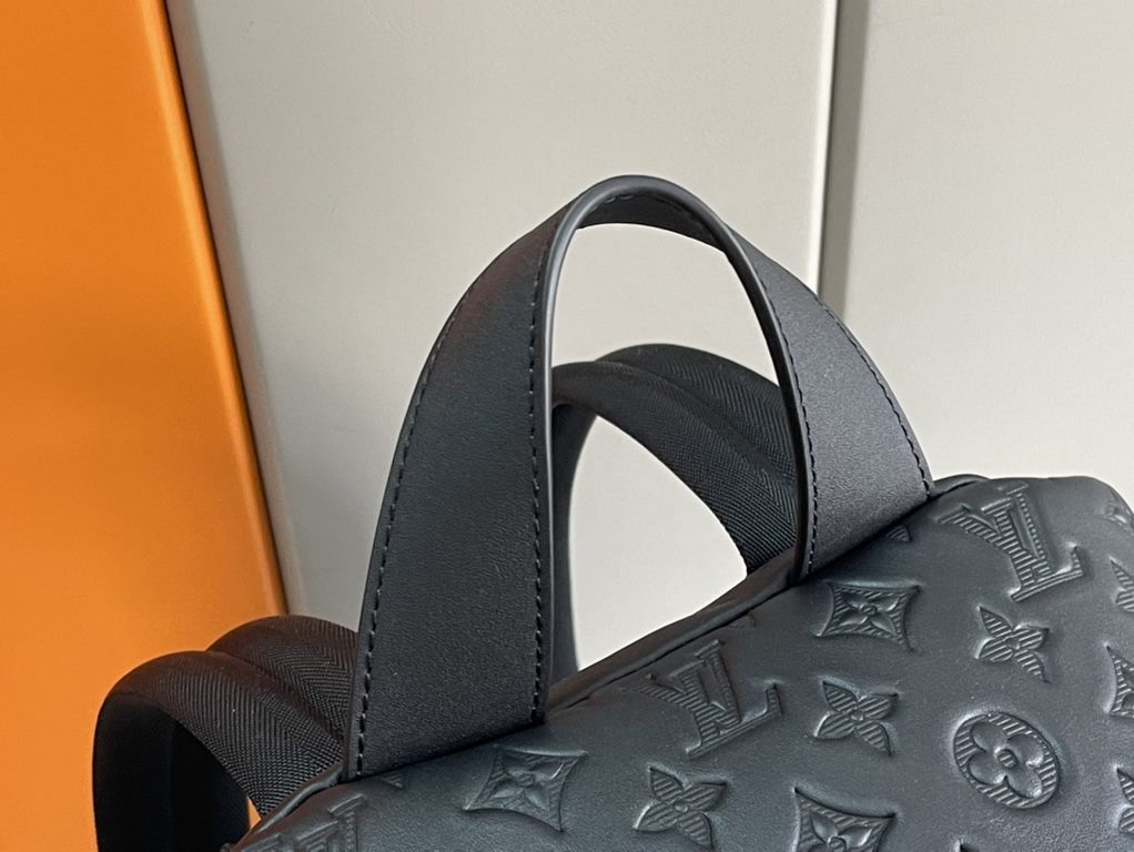 Top Original M46109 Embossed Black This racerback exudes sporty-chic attitude in a montage leather shadow. Lightweight calf leather in elegant black is embossed with Louis Vuitton's classic montage pattern for an underst