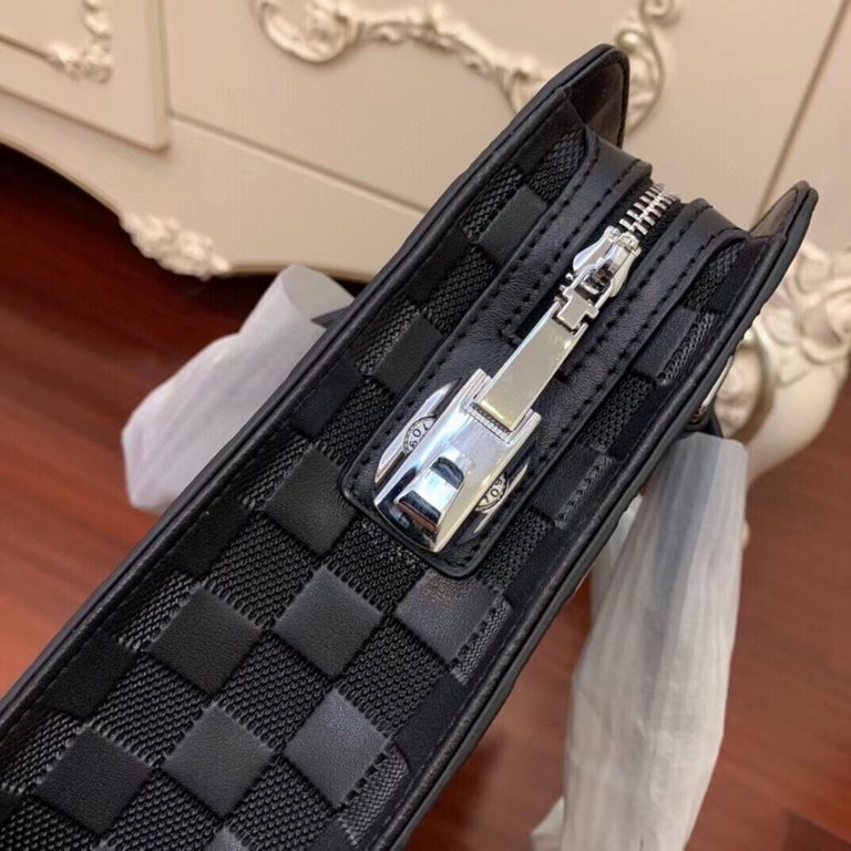 The briefcase is made of genuine YKK hardware, and you will understand how good it is when you get it. Briefcase Genuine YKK hardware, get your hands on it and you'll understand how good Italy    plain cowhide (market ex