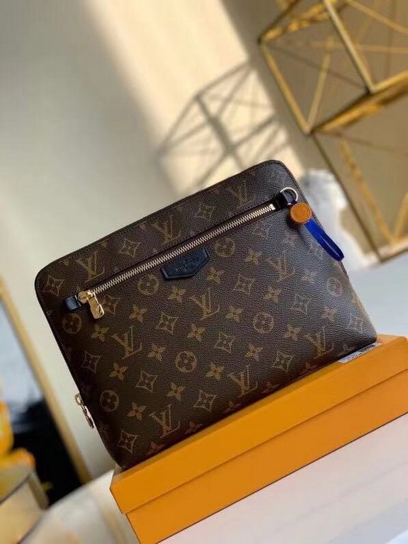 LV Louis Vuitton is the first to use the pouch in the world's most prestigious luxury brand, and it's the first to use the pouch in the world's most prestigious brand.The new pouch clutch is made of damier graphite canva