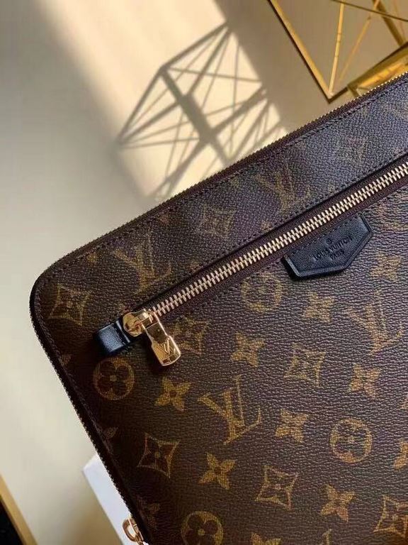 LV Louis Vuitton is the first to use the pouch in the world's most prestigious luxury brand, and it's the first to use the pouch in the world's most prestigious brand.The new pouch clutch is made of damier graphite canva