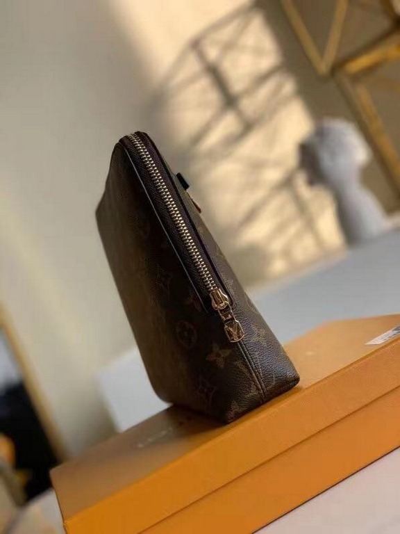 LV Louis Vuitton is the first to use the pouch in the world's most prestigious luxury brand, and it's the first to use the pouch in the world's most prestigious brand.The new pouch clutch is made of damier graphite canva