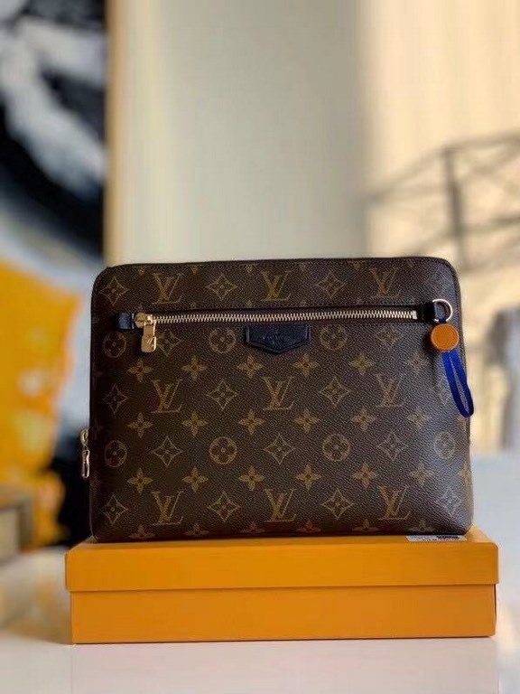 LV Louis Vuitton is the first to use the pouch in the world's most prestigious luxury brand, and it's the first to use the pouch in the world's most prestigious brand.The new pouch clutch is made of damier graphite canva