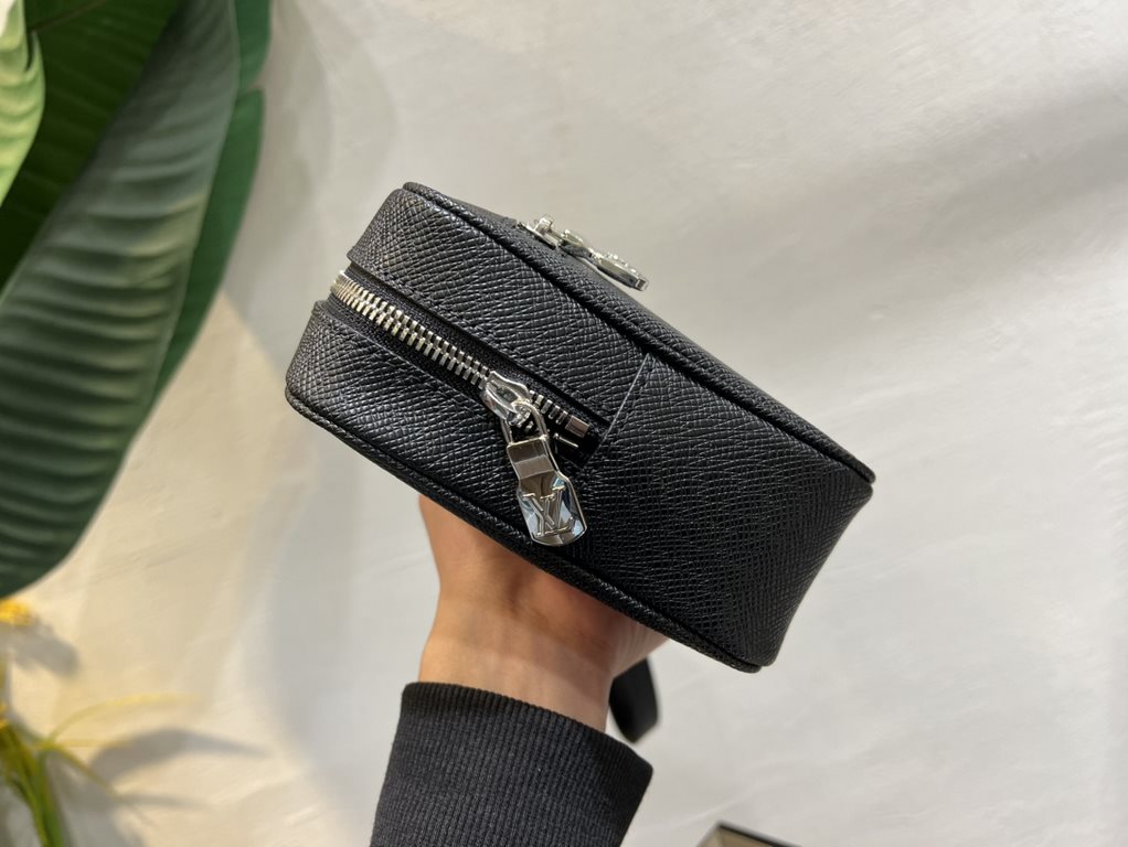 M41664 Black Check Black Flower 41663 Coffee 42838 Flower 51726 Water Wave 41663 Creme 30441 Cross 30443 Silver Wheat The Pochette Kasai clutch is shaped in a compact form in finely textured Taga leather, with the letter