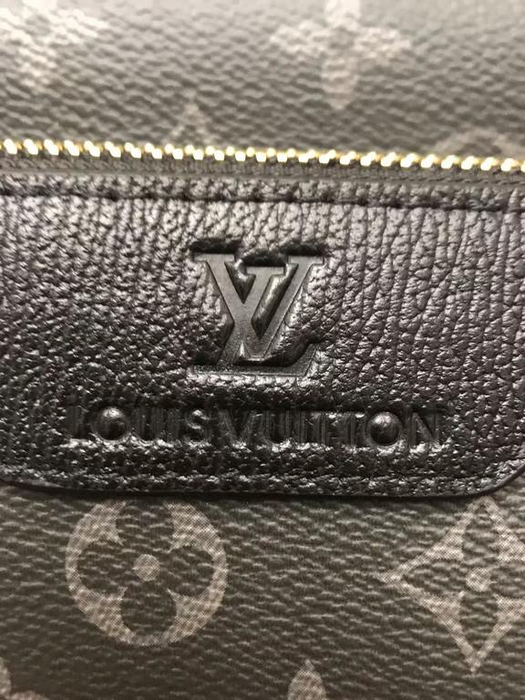 Front logo embossed mark design, simple and fashionable, don't want hardware for men to look over! Inside there is an insert pocket, a zipper compartment, and a zipper compartment on the back panel. Size 27  19  9 color 