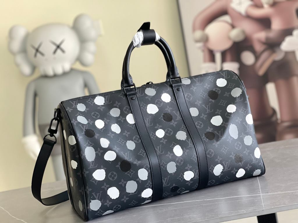 The M46400 LV x YK Keepall 45 travel bag from the Louis Vuitton x Yayoi Kusama collaboration celebrates the fusion of artistic creativity and craftsmanship with polka dots on Monogram Eclipse canvas, once again making it