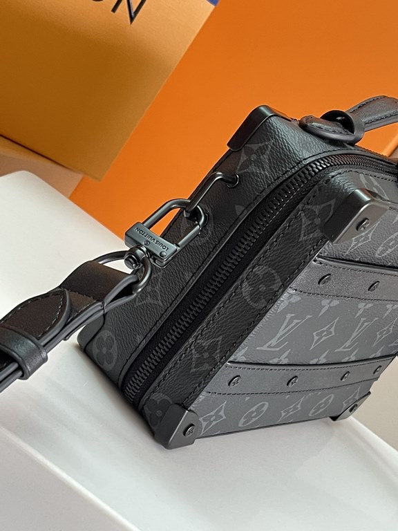 Top quality original   Authentic development, all steel hardware    This Handle Soft Trunk bag evokes Louis Vuitton's case-making heritage with its iconic Monogram Macassar canvas combined with riveted corners and leathe