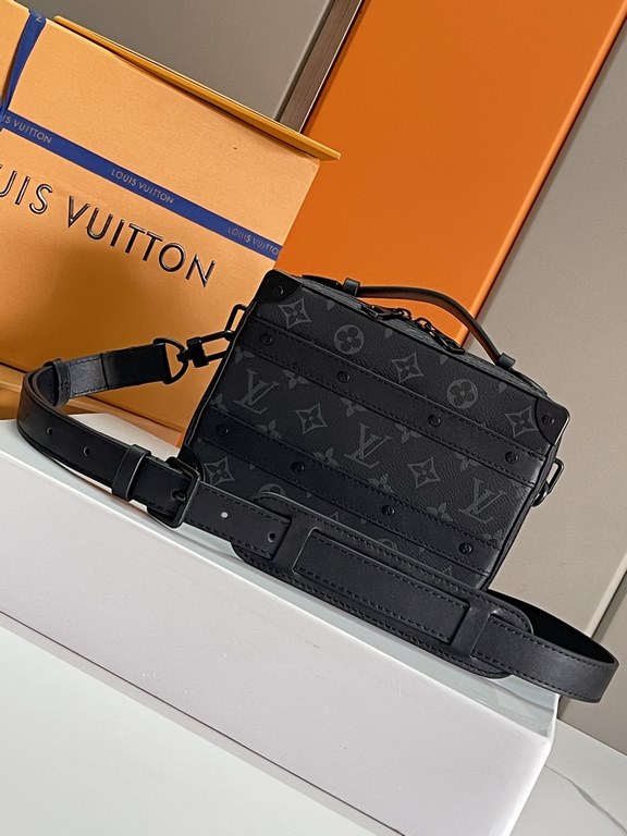 Top quality original   Authentic development, all steel hardware    This Handle Soft Trunk bag evokes Louis Vuitton's case-making heritage with its iconic Monogram Macassar canvas combined with riveted corners and leathe