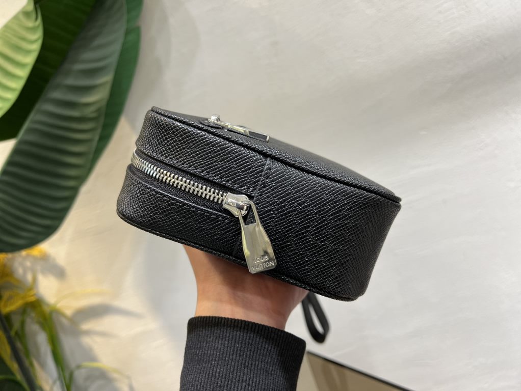 M41664 Black Check Black Flower 41663 Coffee 42838 Flower 51726 Water Wave 41663 Creme 30441 Cross 30443 Silver Wheat The Pochette Kasai clutch is shaped in a compact form in finely textured Taga leather, with the letter