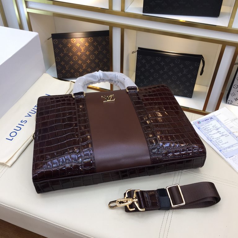 .    Original official website 66432-1LV original single authentic new counter with the same high-end men's casual briefcase   workmanship is super refined and elegant. With imported raw materials cowhide counter special