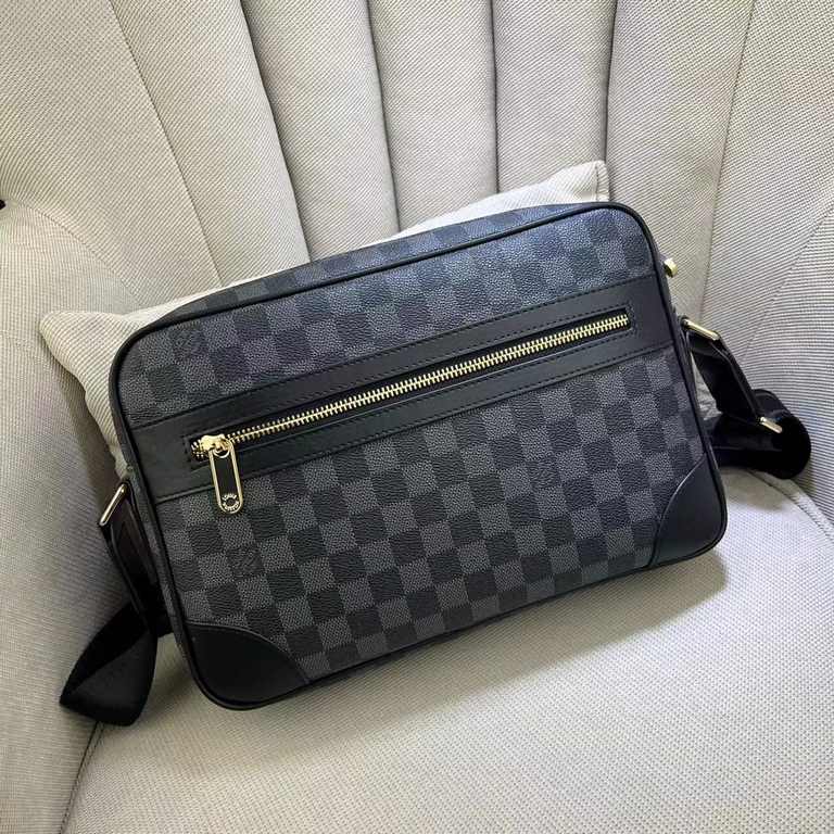 LV Crossbody BagModel 2367-2Size 31-21-7Counter new    heavy hit version replica   original leather replica   leather super soft   oversized capacity   customized counter original hardware  smooth zipper    perfect craft