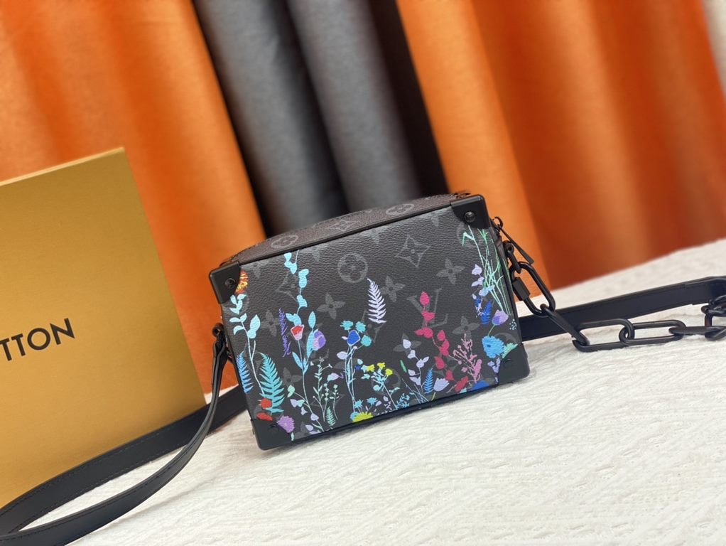 Upgraded Original Exclusive Authentic M60394 M80033 M20557 M44480 with new Louis Vuitton! signature printed on its vintage Monogram canvas and chunky chain, the mini soft trunk bag is part of Virgil Abra's everyday LV ca