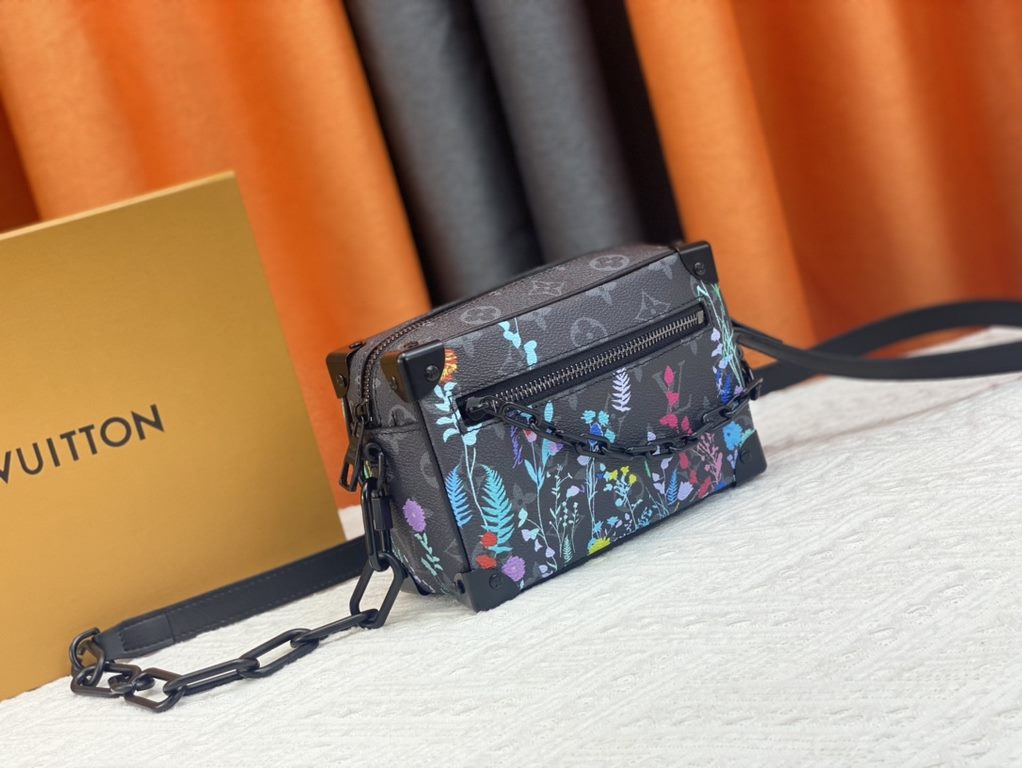 Upgraded Original Exclusive Authentic M60394 M80033 M20557 M44480 with new Louis Vuitton! signature printed on its vintage Monogram canvas and chunky chain, the mini soft trunk bag is part of Virgil Abra's everyday LV ca