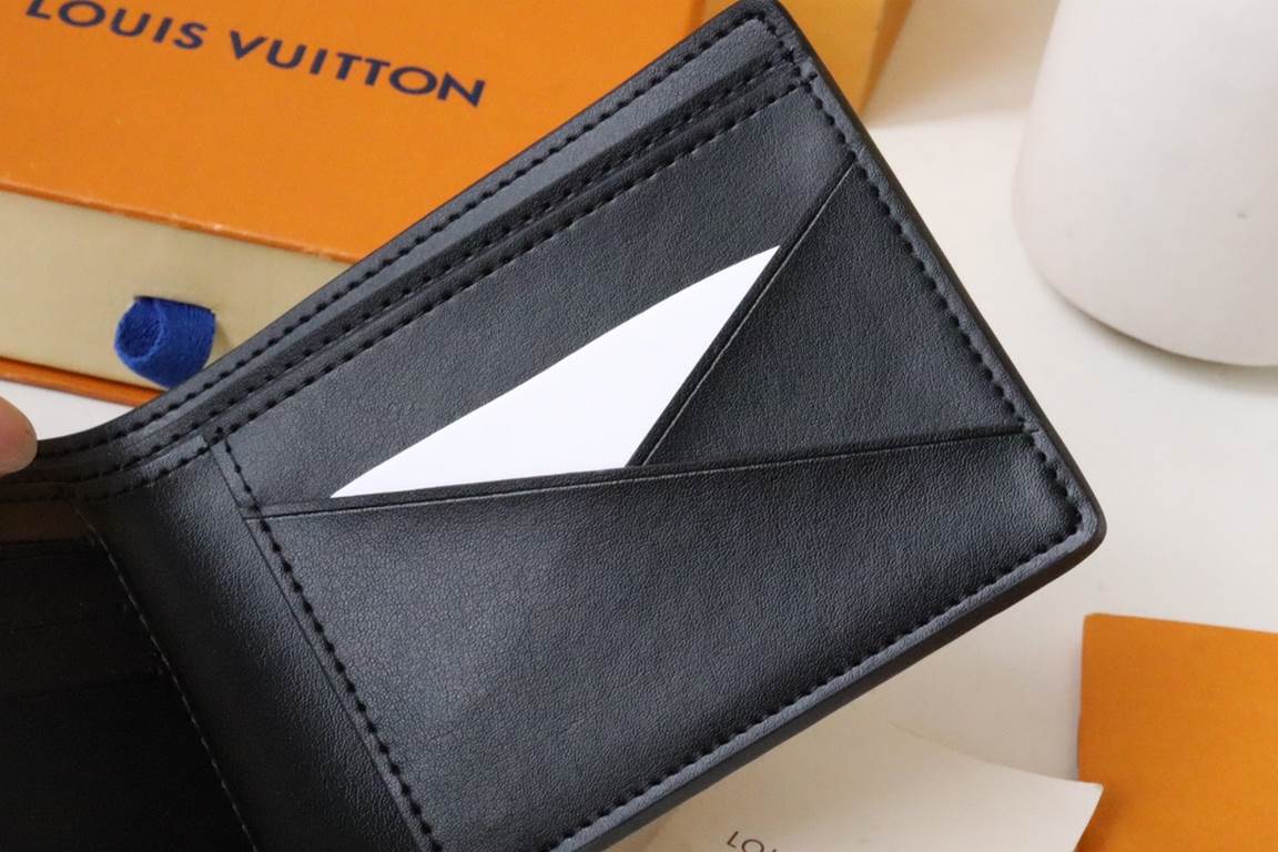 M69829Aerogram Multiple WalletA fresh take on a classic design. Crafted from richly grained calfskin leather, it is identified by the metal LV letters and can be easily worn with LV Aerogram bags. 11.5 x 9 x 1.5 cm.