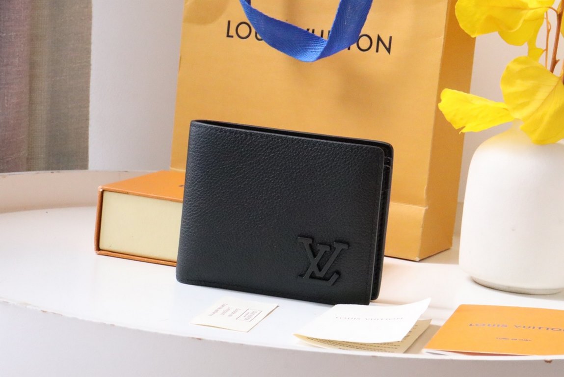 M69829Aerogram Multiple WalletA fresh take on a classic design. Crafted from richly grained calfskin leather, it is identified by the metal LV letters and can be easily worn with LV Aerogram bags. 11.5 x 9 x 1.5 cm.