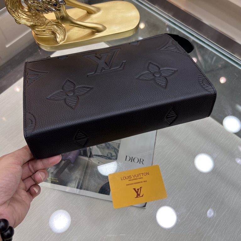 New  LOUIS VUITTON (Louis Vuitton)   the latest clutch bag Not only the bag type to do a good job, and the quality is also very fine, the use of imported cowhide embossed production, hardware supporting the style of simp