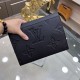 New  LOUIS VUITTON (Louis Vuitton)   the latest clutch bag Not only the bag type to do a good job, and the quality is also very fine, the use of imported cowhide embossed production, hardware supporting the style of simp