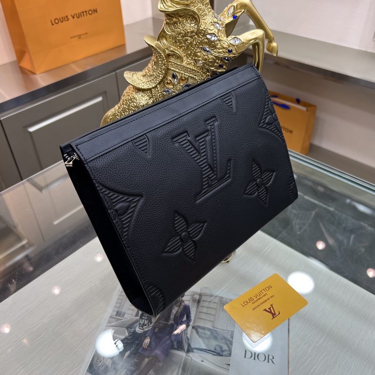 New  LOUIS VUITTON (Louis Vuitton)   the latest clutch bag Not only the bag type to do a good job, and the quality is also very fine, the use of imported cowhide embossed production, hardware supporting the style of simp