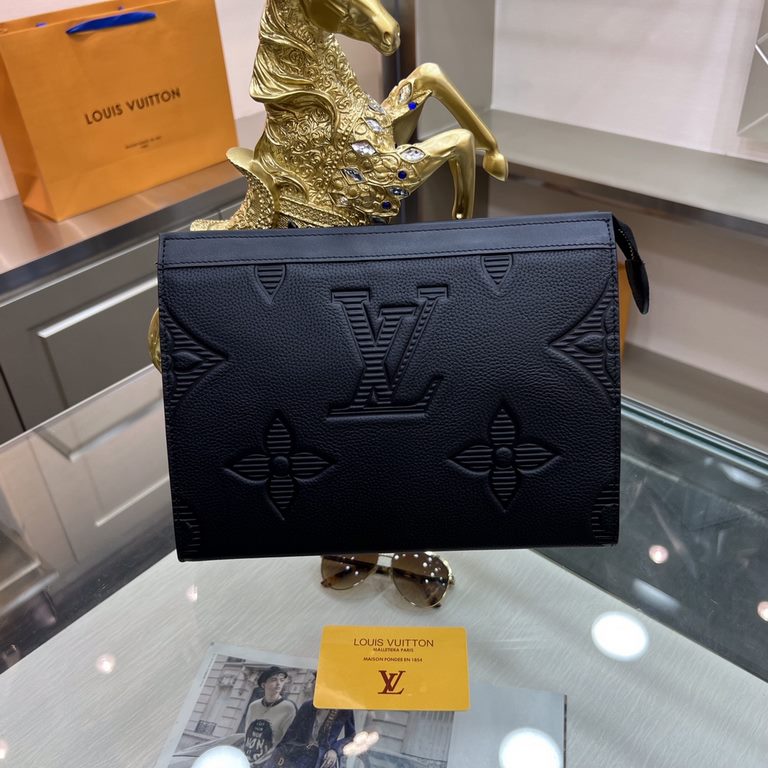 New  LOUIS VUITTON (Louis Vuitton)   the latest clutch bag Not only the bag type to do a good job, and the quality is also very fine, the use of imported cowhide embossed production, hardware supporting the style of simp